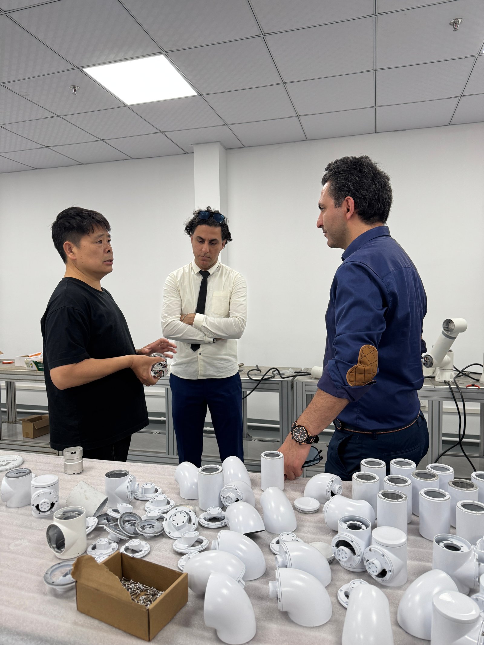 LINFENG team discussing collaborative robot components with visiting customers