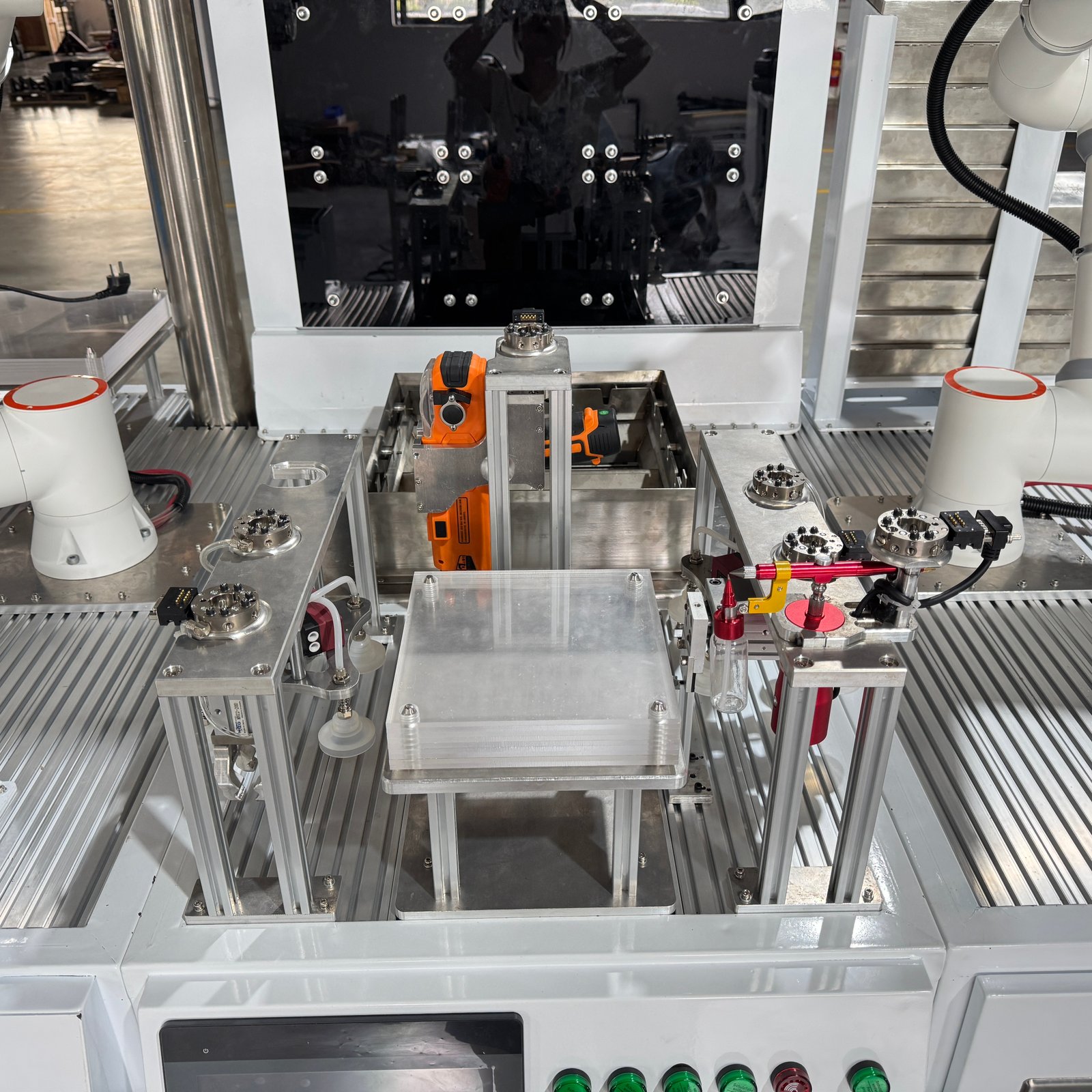 Interchangeable training tools and module fixtures on the worktop