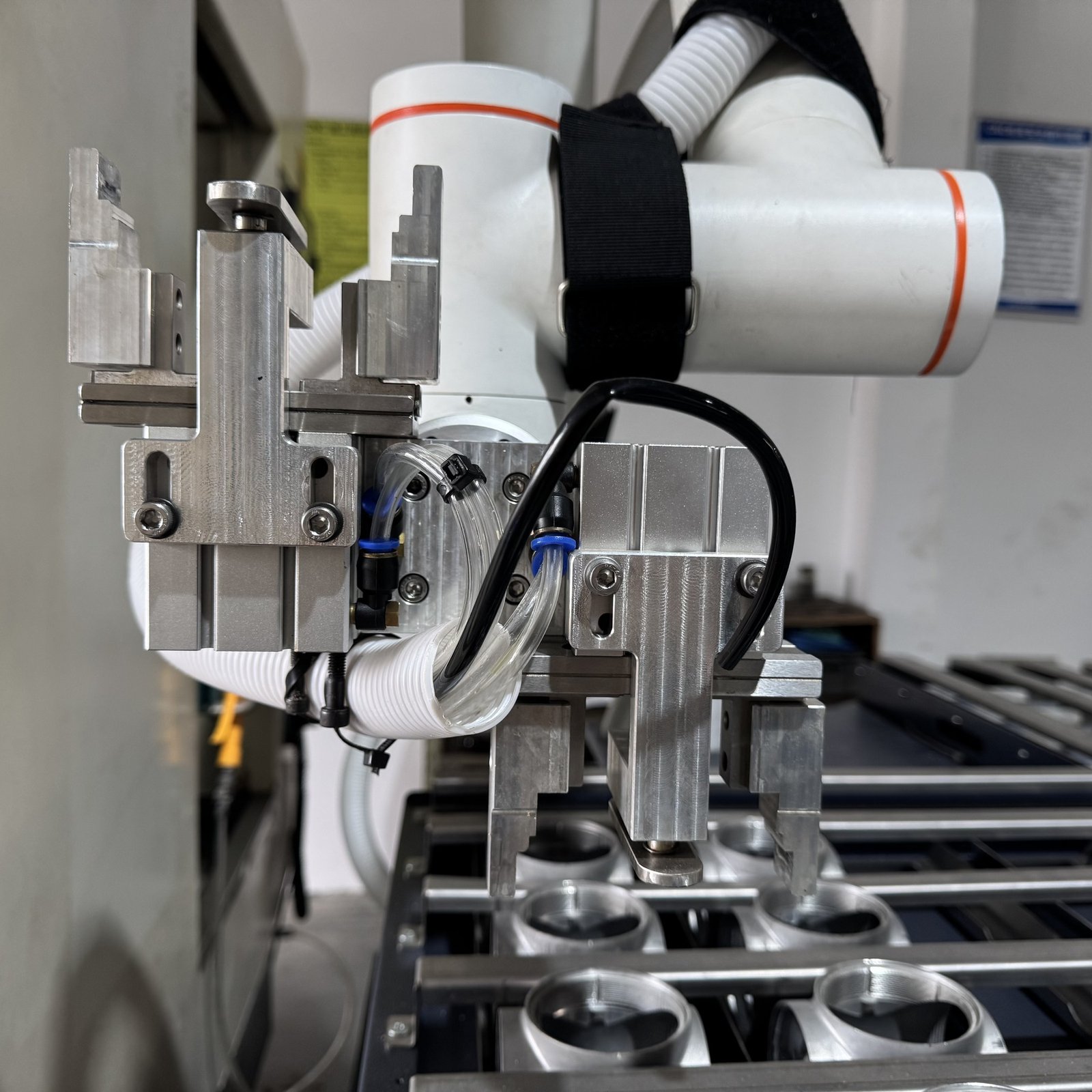 Part-specific gripper fitted to the machine tending robot