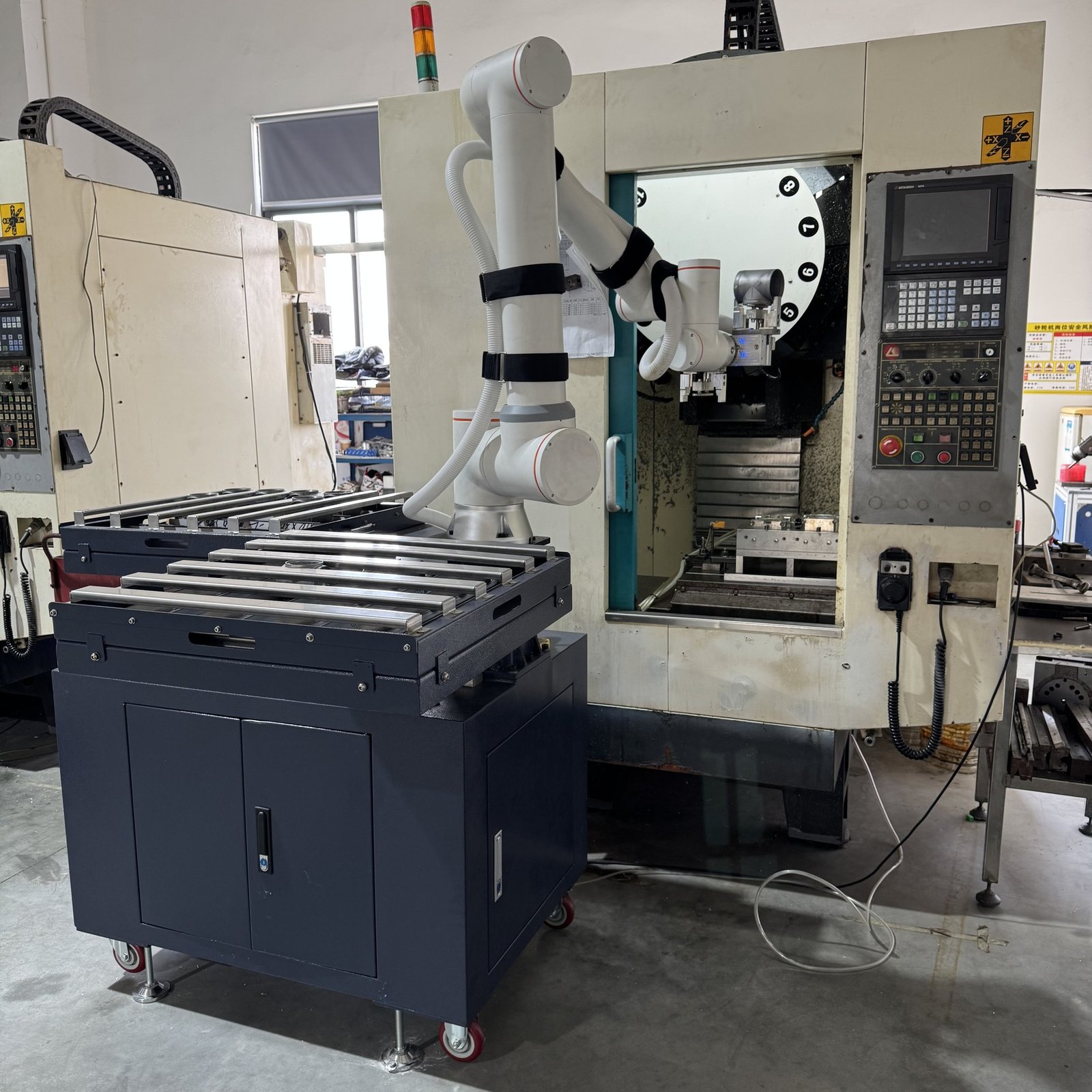 Machine tending robot positioned at the machining centre for automated loading and unloading