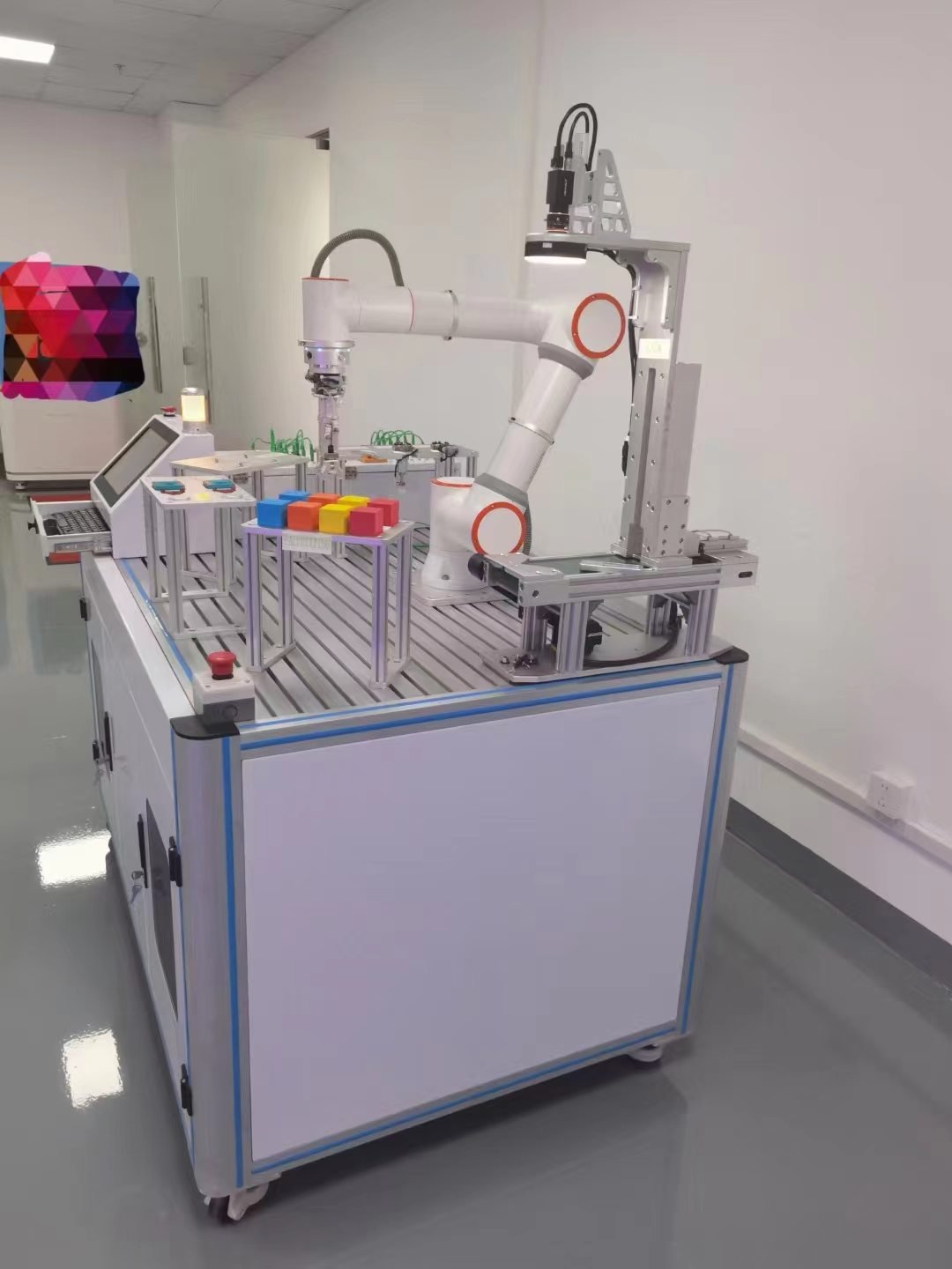 Robotics training workstation with a collaborative arm, vision module and coloured training blocks